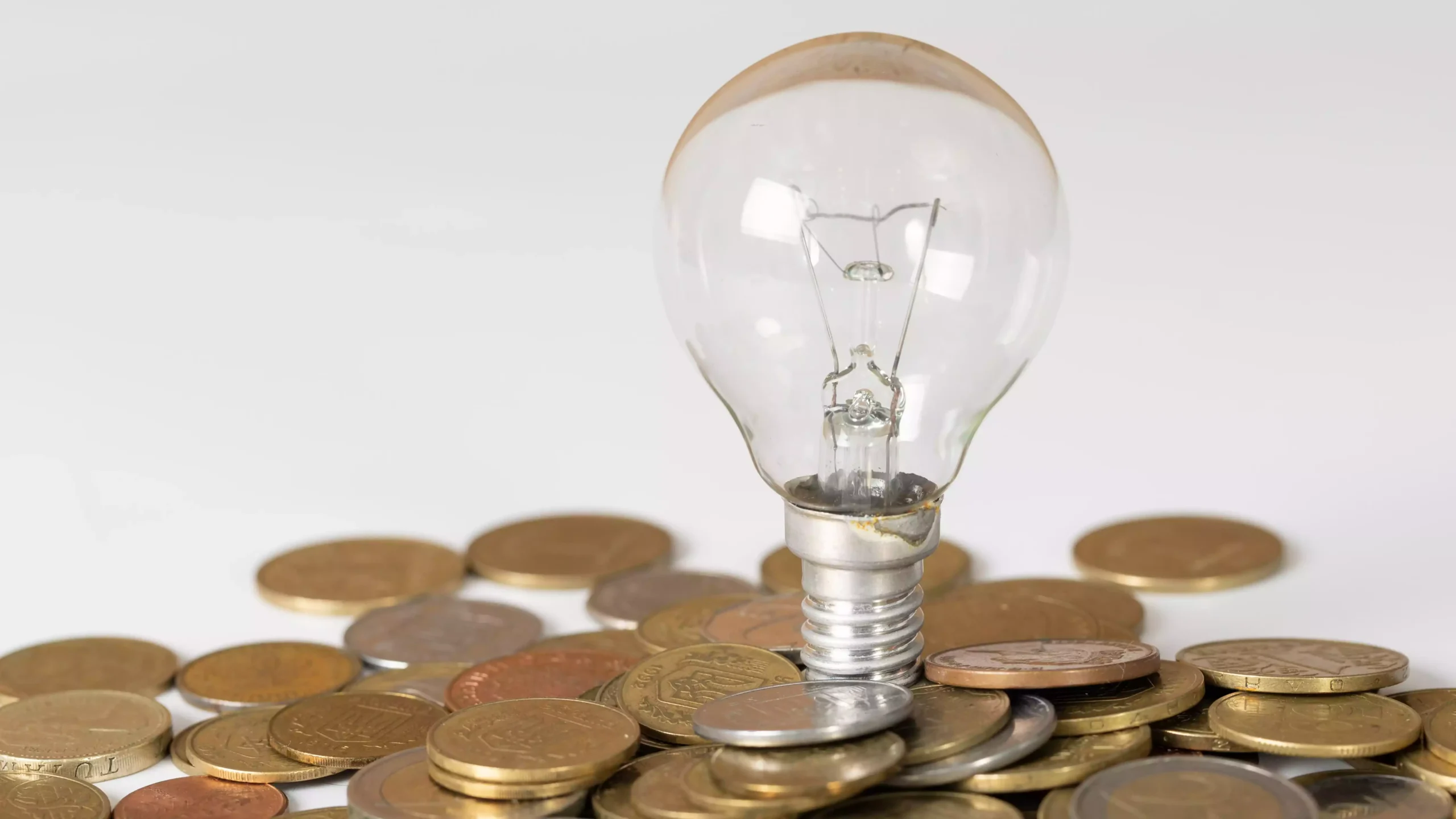 Baixos preços no mercado elétrico levam regulador a subir tarifas de acesso, mas impacto na fatura da luz é residual