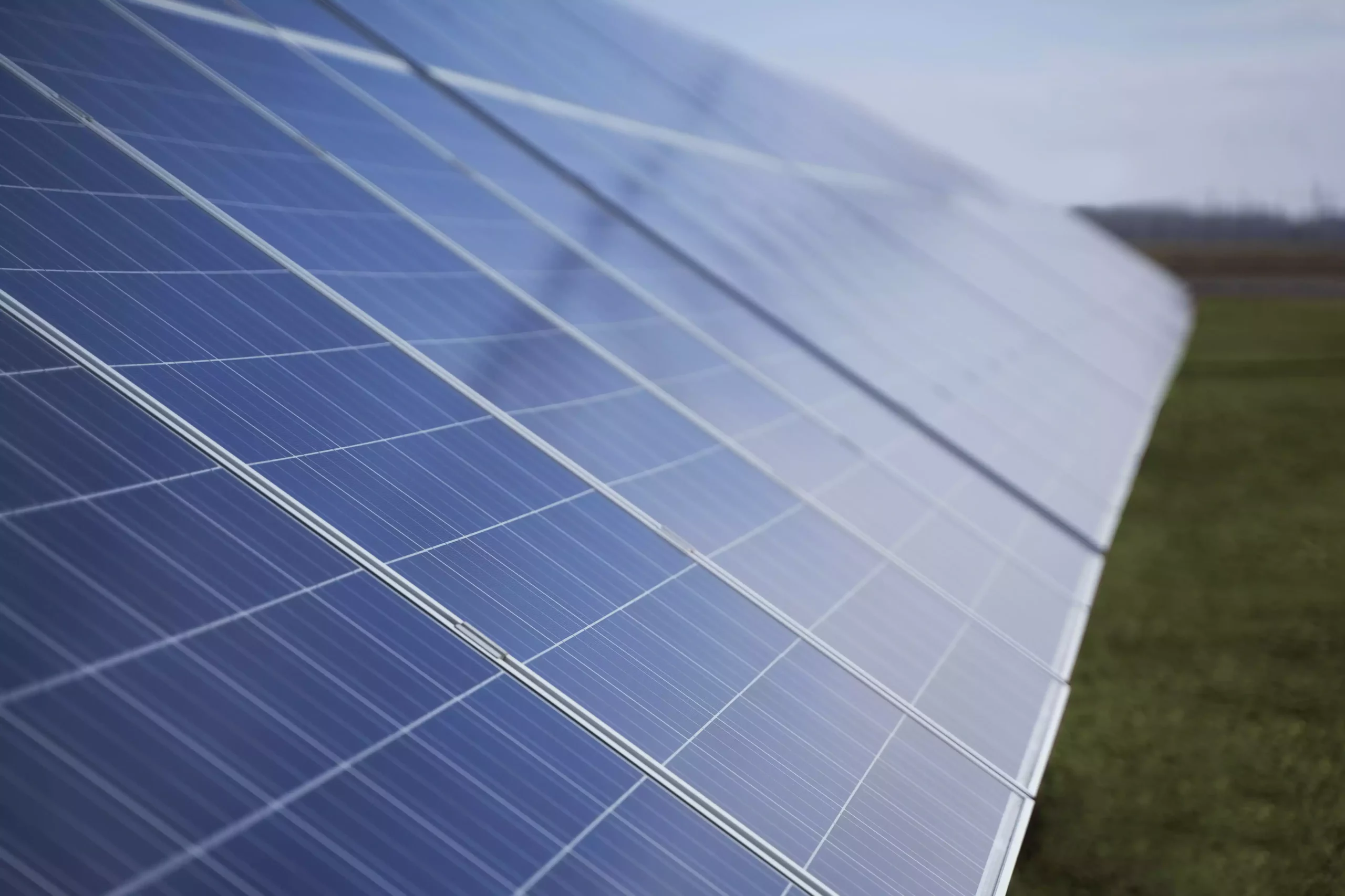 high-angle-solar-pannels-arrangement (1)-min