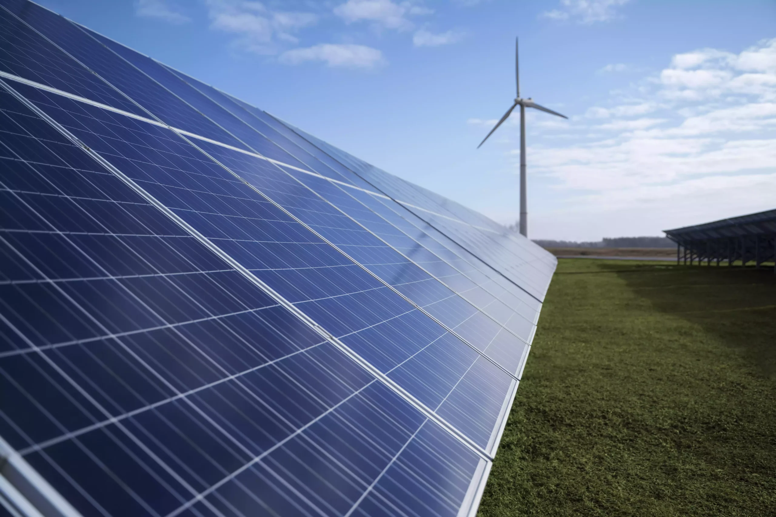 paineis-solares-e-usina-eolica-fora-min
